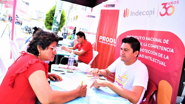 El Indecopi impulsa el registro de marcas entre comerciantes de La Victoria para fortalecer sus negocios