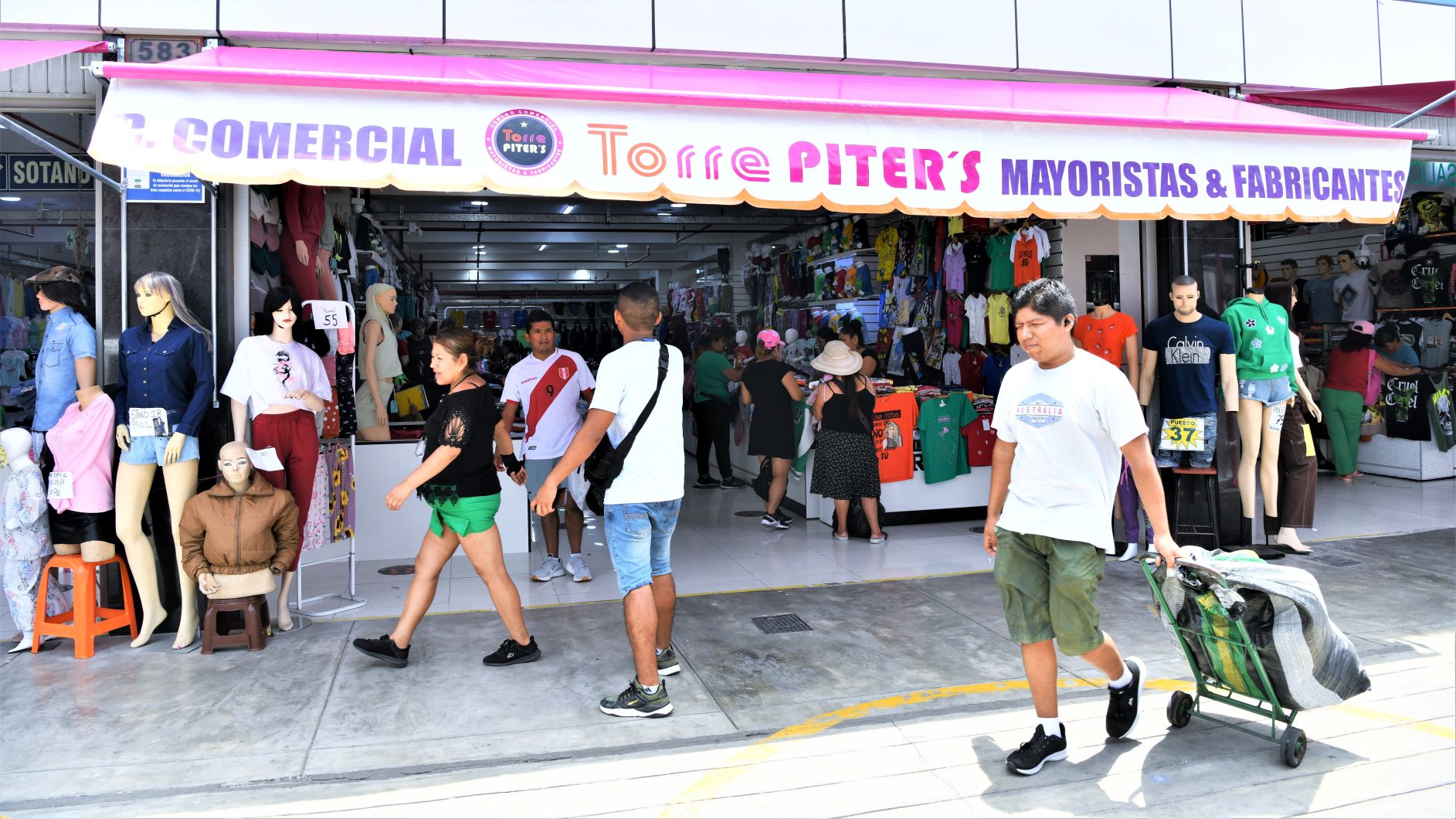 El Indecopi impulsa el registro de marcas entre comerciantes de La Victoria para fortalecer sus negocios