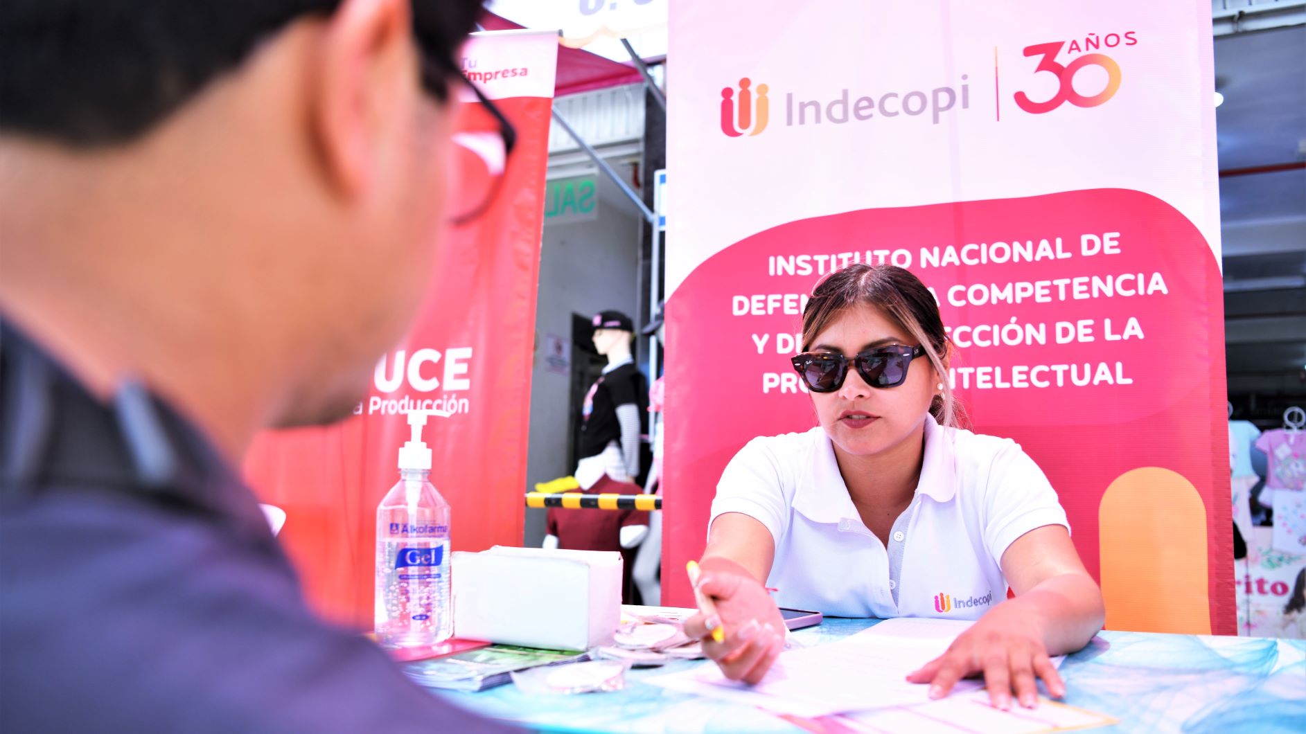 El Indecopi impulsa el registro de marcas entre comerciantes de La Victoria para fortalecer sus negocios