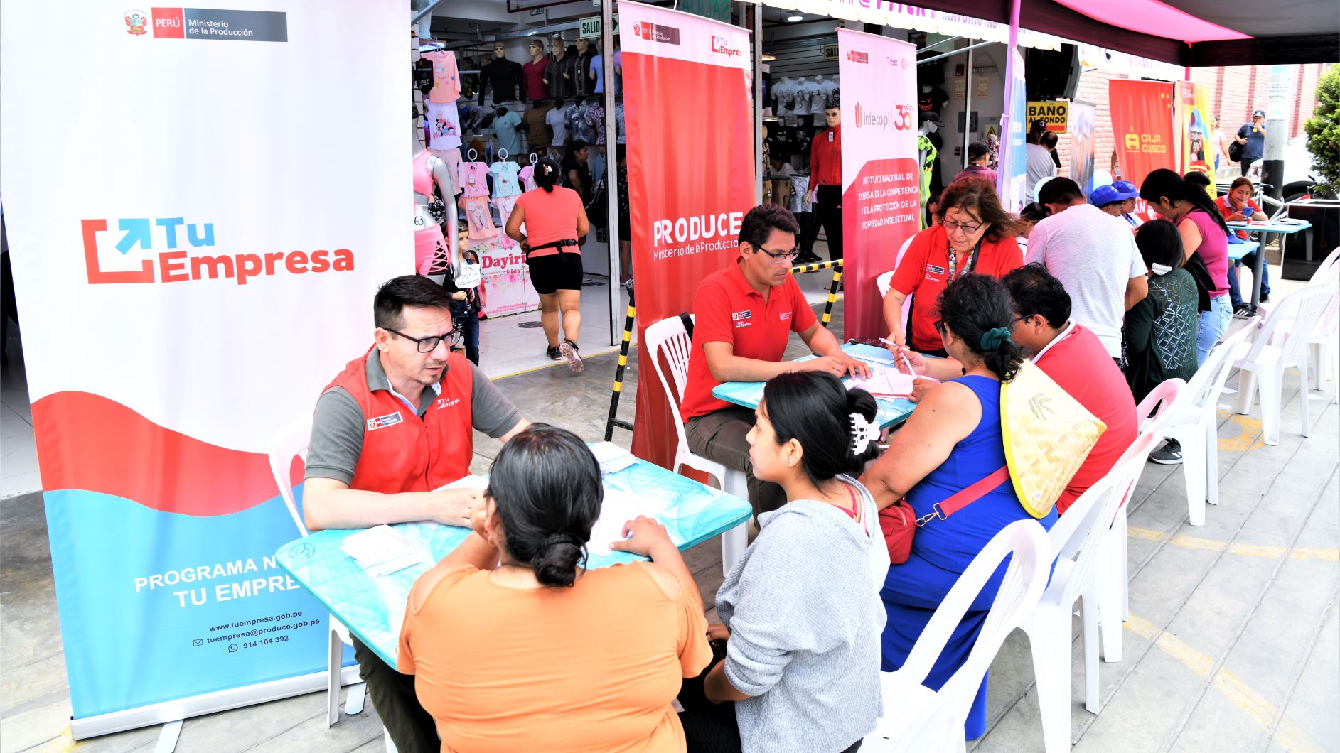 El Indecopi impulsa el registro de marcas entre comerciantes de La Victoria para fortalecer sus negocios