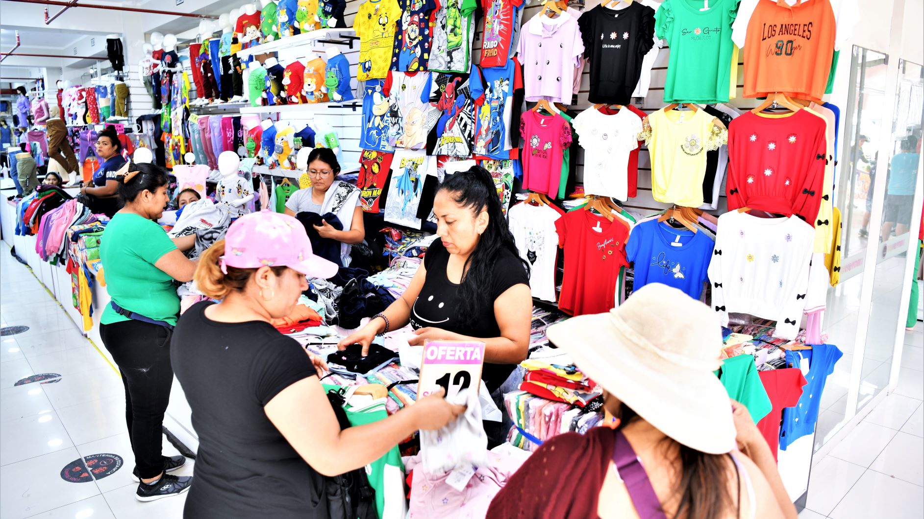 El Indecopi impulsa el registro de marcas entre comerciantes de La Victoria para fortalecer sus negocios