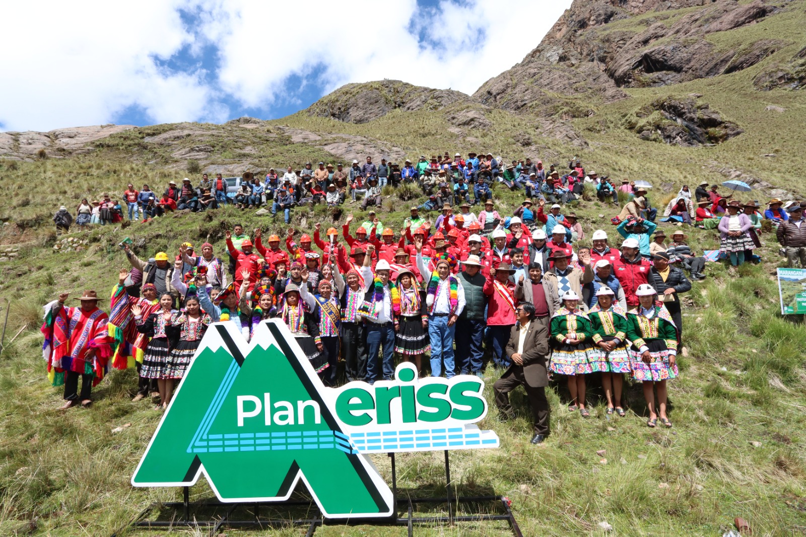 EN CEREMONIA MULTITUDINARIA PLAN MERISS DIÓ INICIO A IMPORTANTE OBRA DE RIEGO EN MARANGANI - CANCHIS.
 Con una inversión de más de 10 millones 600 mil soles, el Gobierno Regional del Cusco mediante su unidad ejecutora Plan MERISS, colocaron la primera piedra de tan ansiado proyecto de irrigación en beneficio de cientos de pobladores canchinos.
El Gobernador Regional del Cusco Ing. Werner Salcedo Álvarez, acompañado del Director Ejecutivo del Plan MERISS, Ing. Lucho Salcedo junto a autoridades locales y directivos comunales colocaron la pimera piedra y así dar inicio al proyecto “MEJORAMIENTO Y AMPLIACION SISTEMA DE RIEGO UYUCANI Y HUALLO DEL DISTRITO DE MARANGANI DE LA PROVINCIA DE CANCHIS”, el cual cuenta con una inversión de S/. 10’606,876.16, y tiene la misión de ampliar la frontera agrícola en 325 hectáreas y de esta manera beneficiar a 250 familias residentes de los sectores de Uyucani y Huallo de la comunidad campesina de Quisini del distrito de Marangani.
Dicho evento contó con la masiva participación de la población del distrito de Maranganí y sus comunidades beneficiarias de dicho proyecto, los que mostraron en todo momento alegria por el cumplimiento de la promesa de parte del Gobernador Regional, Ing. Werner Salcedo Álvarez quien encargó de manera enfática a los especialistas en obras de riego Plan MERISS, a llevar a cabalidad y con experiencia que cuenta ya que desde hace 48 años esta institución trabaja temas de irrigación a gran escala.
Cabe señalar que el planteamiento hidráulico del proyecto comprende: la sustitución del sistema de riego actual por gravedad en tierra por un sistema de riego por gravedad en tubería para el Área de cobertura del Uyucani margen derecha y margen izquierda, de los sectores de Umalastro y Huallo.  La cedula de cultivo contempla el potenciamiento en el cultivo de papa, pastos asociados, avena, haba entre otros, además el diseño de la infraestructura considera la instalación de 03 Sub sistemas de Riego: Subsistema Uyucani (irrigará 180 hás), Subsistema Umalastro (irrigará 45 hás) y Subsistema Quiscamayo (irrigará 100 hás).