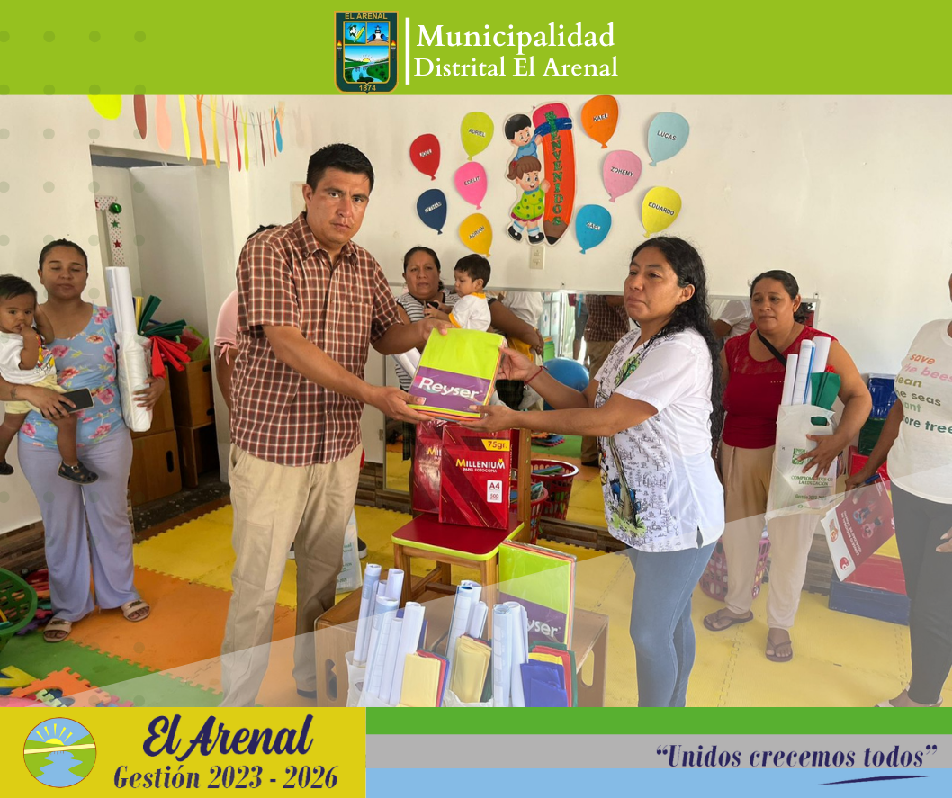 Foto del alcalde entregando los kits de útiles escolares.