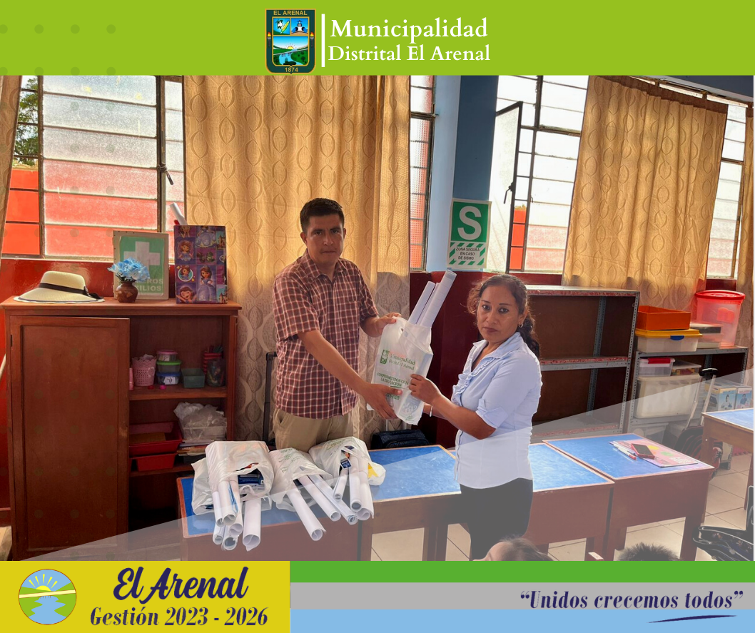 Foto del alcalde entregando los kits de útiles escolares.
