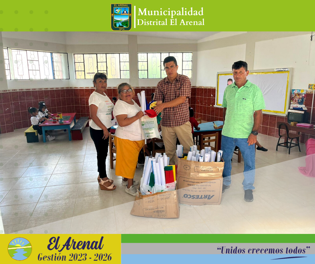 Foto del alcalde entregando los kits de útiles escolares.