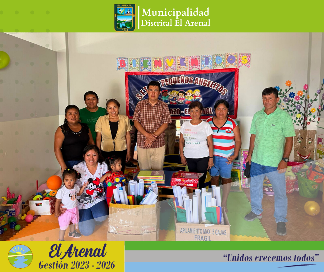 Foto del alcalde entregando los kits de útiles escolares.