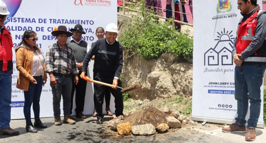 El alcalde provincial de Mariscal Nieto, John Larry Coayla encabezó la ceremonia de colocación de la primera piedra del inicio de proyectos de “Construcción del sistema de tratamiento de agua potable”, en los distritos de Carumas y Cuchumbaya.