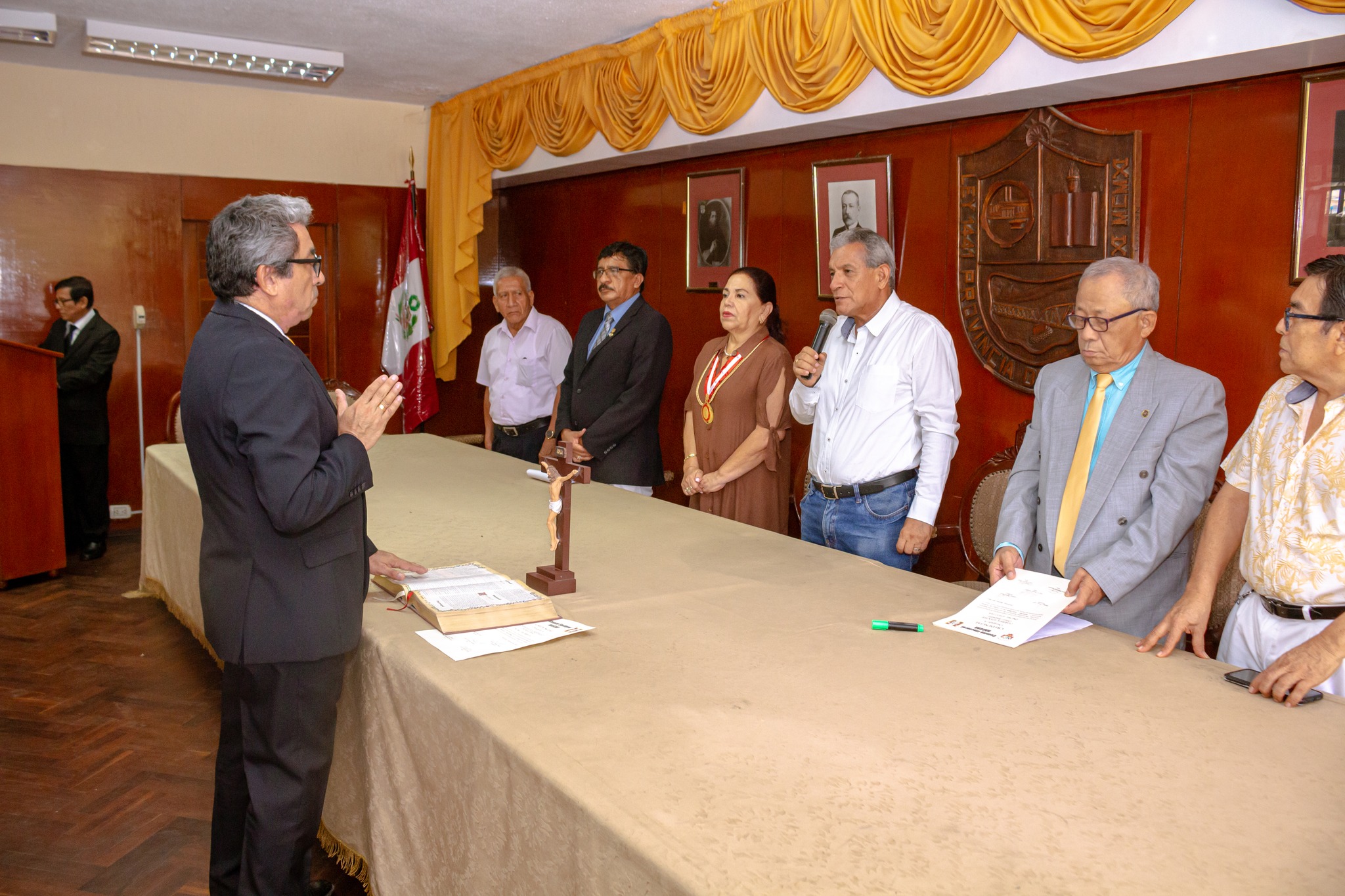 ALCALDE MARLEM MOGOLLÓN JURAMENTÓ A LA NUEVA JUNTA DIRECTIVA DE LA HONORABLE ASOCIACIÓN DE EXALUMNOS CARLOS AUGUSTO SALAVERRY