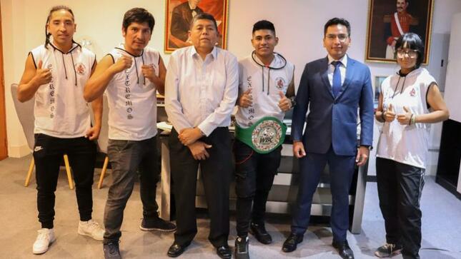 Con el objetivo de seguir fomentando el deporte, el alcalde provincial de Mariscal Nieto, John Larry Coayla recibió la visita del profesor Fran Bellido y los alumnos de la escuela de box "Los Extremos de Moquegua".