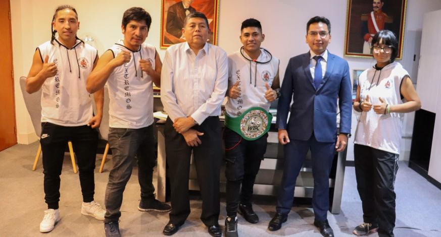 Con el objetivo de seguir fomentando el deporte, el alcalde provincial de Mariscal Nieto, John Larry Coayla recibió la visita del profesor Fran Bellido y los alumnos de la escuela de box "Los Extremos de Moquegua".