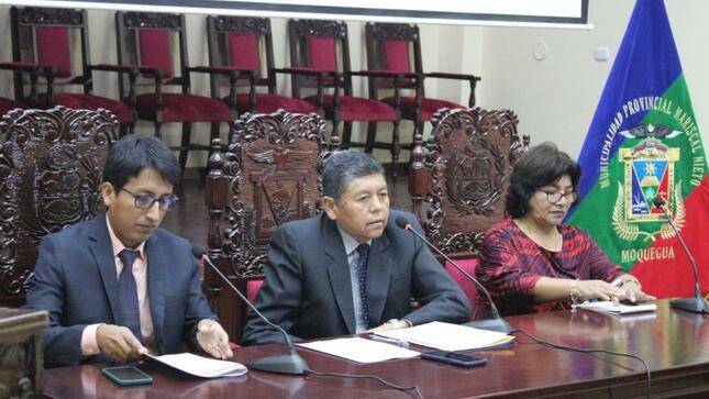 El alcalde provincial de Mariscal Nieto, John Larry Coayla, durante la primera sesión ordinaria de la Comisión Ambiental Municipal (CAM 2023), fue el cierre del botadero municipal, que se encuentra en la zona alta de la quebrada del Cementerio.