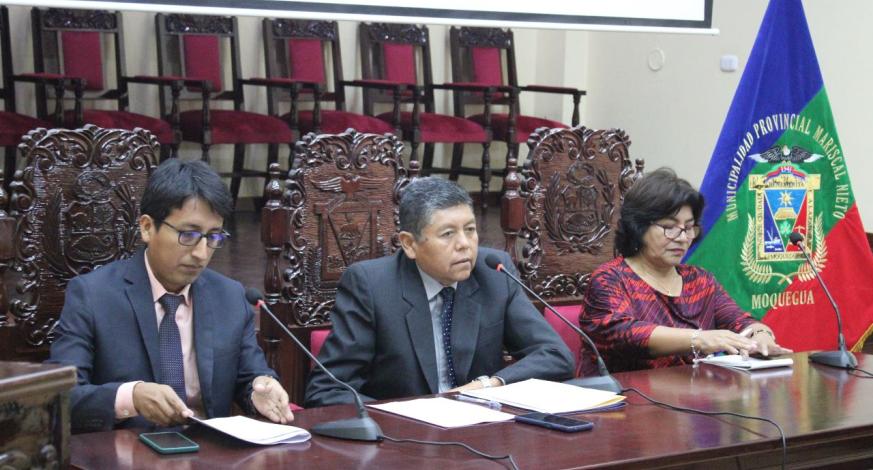El alcalde provincial de Mariscal Nieto, John Larry Coayla, durante la primera sesión ordinaria de la Comisión Ambiental Municipal (CAM 2023), fue el cierre del botadero municipal, que se encuentra en la zona alta de la quebrada del Cementerio.
