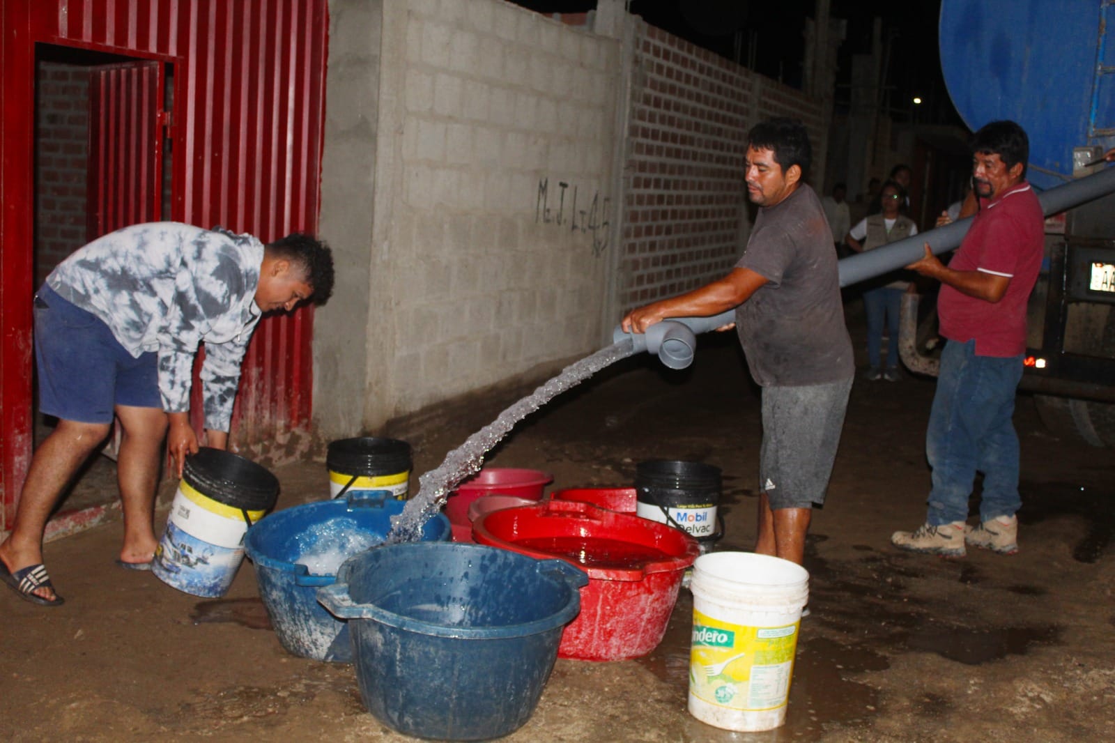 Llevan agua y apoyo humanitario a las familias damnificadas en el C.P. Centenario