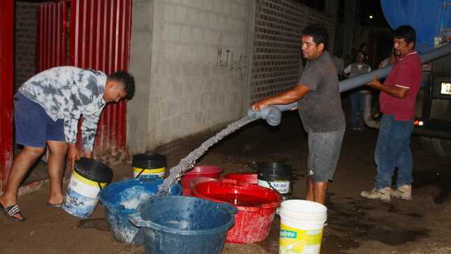 Llevan agua y apoyo humanitario a las familias damnificadas en el C.P. Centenario