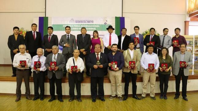 El alcalde provincial de Mariscal Nieto, John Larry Coayla destacó la labor que desarrollan los escritores y poetas moqueguanos, al contribuir a la sociedad con sus obras literarias e inculcar a los jóvenes al hábito a la lectura.