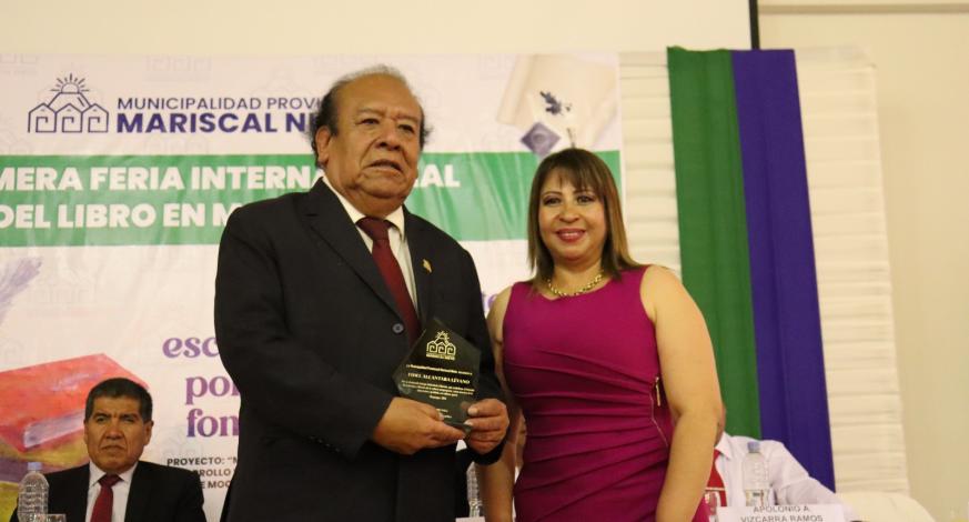 El alcalde provincial de Mariscal Nieto, John Larry Coayla destacó la labor que desarrollan los escritores y poetas moqueguanos, al contribuir a la sociedad con sus obras literarias e inculcar a los jóvenes al hábito a la lectura.
