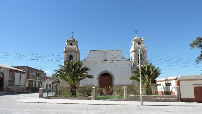 El Ministerio de Cultura declaró monumento integrante del Patrimonio Cultural de la Nación al inmueble denominado Iglesia San Juan Bautista de Candarave, ubicada en el distrito de Candarave, provincia de Candarave, departamento de Tacna.

Esta iglesia resulta importante, debido a que muestra el origen y la evolución del aspecto cultural y religioso del Centro Poblado de Candarave. La iglesia es producto del proceso de reconstrucción que tuvo el centro poblado, después del fuerte sismo de 1686 y fue edificada con apoyo de la población.

El valor histórico está definido por ser testimonio de la reconstrucción del Centro Poblado de Candarave, después del fuerte sismo de 1686, que fue el que mayores consecuencias ha ocasionado en el sur del país.

Asimismo, la Iglesia San Juan Bautista de Candarave ha formado parte del desarrollo y evolución de la iglesia en la provincia de Candarave.

El valor arquitectónico está definido por ser un testimonio vivo de una tipología de arquitectura religiosa andina (nave simple con dos torres adosadas), en la región sur del país.

Asimismo, el significado de la Iglesia San Juan Bautista de Candarave radica en ser un bien representativo del Centro Poblado de Candarave y forma parte de la memoria colectiva de la provincia del mismo nombre.

De esta manera, la Dirección de Patrimonio Histórico Inmueble, sustenta que la Iglesia San Juan Bautista de Candarave, presenta características que demuestran su significado, importancia y valor cultural relevante, que amerita proponer su declaración formal como monumento integrante del Patrimonio Cultural de la Nación, por evidenciar valores culturales que ameritan su conservación.

En la presente resolución declarativa N.º 000078-2023-VMPCIC/MC, con firma de la viceministra de Patrimonio Cultural e Industrias Culturales, Janie Gómez, se dispone que la Dirección de Patrimonio Histórico Inmueble de la Dirección General de Patrimonio Cultural, proceda a la inscripción de la presente resolución ante la respectiva Oficina Registral.
