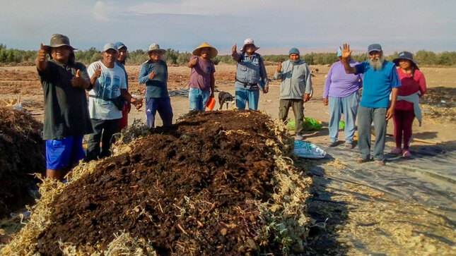 Capacitan a agricultores en producción de compost