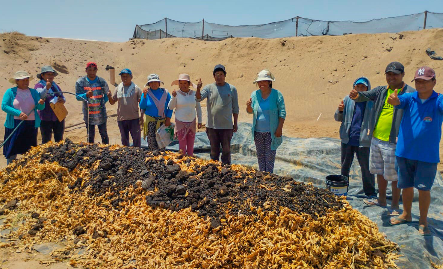 Capacitan a agricultores en producción de compost