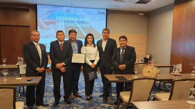 El alcalde provincial de Mariscal Nieto, John Larry Coayla recibió la certificación en Gestión Técnica Sostenible (TSM) otorgado a la Entidad Prestadora de Servicios (EPS) Moquegua por el manejo eficiente de la Planta de Tratamiento de Aguas Residuales (PTAR) Omo.