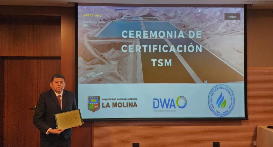 El alcalde provincial de Mariscal Nieto, John Larry Coayla recibió la certificación en Gestión Técnica Sostenible (TSM) otorgado a la Entidad Prestadora de Servicios (EPS) Moquegua por el manejo eficiente de la Planta de Tratamiento de Aguas Residuales (PTAR) Omo.