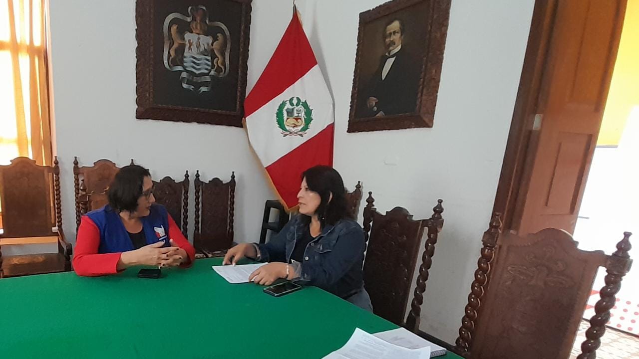 Comisionada conversa con funcionaria