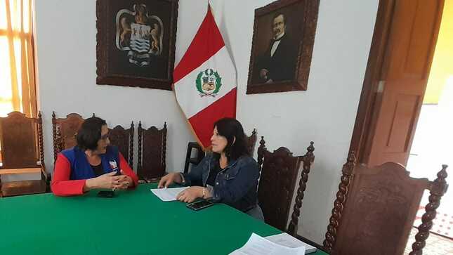 Comisionada conversa con funcionaria