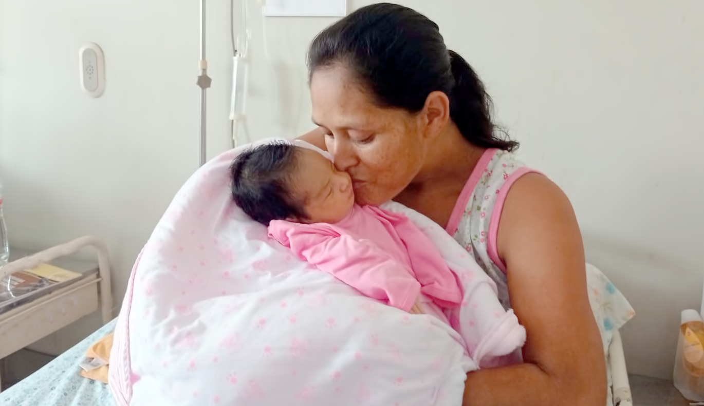 Paciente tiene en brazos a su pequeña hija