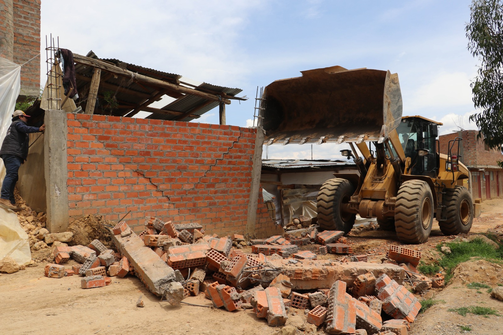 La Gerencia de Desarrollo Urbano de la Municipalidad de Huancayo realizó la demolición de dos predios