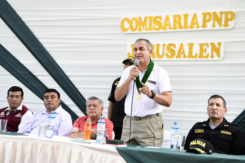El ministro del Interior, Vicente Romero, exhortó a los integrantes de las Juntas Vecinales de Seguridad Ciudadana a seguir contribuyendo y trabajando de manera articulada con la Policía Nacional del Perú (PNP) en la lucha contra la delincuencia.
En la comisaría de Jerusalén Wichanzao, en el distrito trujillano de La Esperanza, el ministro destacó el compromiso de los representantes de las Juntas Vecinales como aliados de la Policía Nacional en su lucha contra el delito.
“Es fundamental trabajar juntos para fortalecer la seguridad ciudadana. Ustedes son nuestros principales aliados, la participación comunitaria es importante y nos complace verlos en esta reunión apoyando a nuestra policía en el combate frontal a la delincuencia común”, expresó el ministro ante los numerosos participantes.
El titular del Ministerio del Interior destacó la importancia de la estrecha colaboración entre el gobierno, la comunidad y la Policía Nacional para lograr un ambiente seguro y pacífico que contribuya a la paz social.
“Es muy importante esta demostración que el pueblo de Trujillo ha dado por la seguridad. Hemos visto la unión del gobierno nacional, regional y local, junto a la sociedad civil organizada y la PNP, que es el gran soporte de la seguridad interna del país. Somos un trinomio fuerte, potente. No nos van ganar aquellas minorías que hacen tanto daño a la vida y seguridad de las personas”, manifestó.
En esa línea, el ministro Romero agradeció al gobernador regional, César Acuña, el anuncio de privilegiar la inversión en seguridad durante su gestión, así como dotar de vehículos, motos e implementos a las comisarías y a las juntas vecinales de toda la región.
Nueva comisaría en La Esperanza
El ministro Vicente Romero entregó la resolución ministerial que autoriza la creación de la Comisaría Manuel Arévalo al alcalde del distrito de La Esperanza, Wilmer Sánchez Ruiz, ya que era uno de los requerimientos de los vecinos de la jurisdicción.
El alcalde Wilmer Sánchez agradeció la resolución ministerial que hará realidad el sueño de sus vecinos. “En medio del barro y las lluvias el ministro del Interior nos trae una alegría que va a contribuir con la seguridad. Eso representa para nosotros la comisaria de Manuel Arévalo, que ha sido un anhelo y clamor de todos los vecinos”, recalcó.
En el encuentro con las juntas vecinales participó el gobernador regional de La Libertad, César Acuña; el jefe de la III Macro Región Policial, Gral. PNP Javier Ríos y la coordinadora regional de las juntas vecinales, Lucy Morales, entre otros.