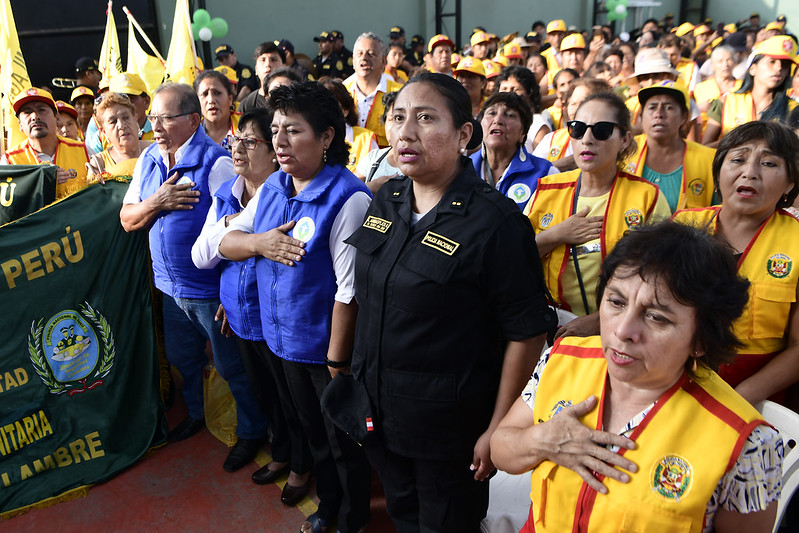 El ministro del Interior, Vicente Romero, exhortó a los integrantes de las Juntas Vecinales de Seguridad Ciudadana a seguir contribuyendo y trabajando de manera articulada con la Policía Nacional del Perú (PNP) en la lucha contra la delincuencia.
En la comisaría de Jerusalén Wichanzao, en el distrito trujillano de La Esperanza, el ministro destacó el compromiso de los representantes de las Juntas Vecinales como aliados de la Policía Nacional en su lucha contra el delito.
“Es fundamental trabajar juntos para fortalecer la seguridad ciudadana. Ustedes son nuestros principales aliados, la participación comunitaria es importante y nos complace verlos en esta reunión apoyando a nuestra policía en el combate frontal a la delincuencia común”, expresó el ministro ante los numerosos participantes.
El titular del Ministerio del Interior destacó la importancia de la estrecha colaboración entre el gobierno, la comunidad y la Policía Nacional para lograr un ambiente seguro y pacífico que contribuya a la paz social.
“Es muy importante esta demostración que el pueblo de Trujillo ha dado por la seguridad. Hemos visto la unión del gobierno nacional, regional y local, junto a la sociedad civil organizada y la PNP, que es el gran soporte de la seguridad interna del país. Somos un trinomio fuerte, potente. No nos van ganar aquellas minorías que hacen tanto daño a la vida y seguridad de las personas”, manifestó.
En esa línea, el ministro Romero agradeció al gobernador regional, César Acuña, el anuncio de privilegiar la inversión en seguridad durante su gestión, así como dotar de vehículos, motos e implementos a las comisarías y a las juntas vecinales de toda la región.
Nueva comisaría en La Esperanza
El ministro Vicente Romero entregó la resolución ministerial que autoriza la creación de la Comisaría Manuel Arévalo al alcalde del distrito de La Esperanza, Wilmer Sánchez Ruiz, ya que era uno de los requerimientos de los vecinos de la jurisdicción.
El alcalde Wilmer Sánchez agradeció la resolución ministerial que hará realidad el sueño de sus vecinos. “En medio del barro y las lluvias el ministro del Interior nos trae una alegría que va a contribuir con la seguridad. Eso representa para nosotros la comisaria de Manuel Arévalo, que ha sido un anhelo y clamor de todos los vecinos”, recalcó.
En el encuentro con las juntas vecinales participó el gobernador regional de La Libertad, César Acuña; el jefe de la III Macro Región Policial, Gral. PNP Javier Ríos y la coordinadora regional de las juntas vecinales, Lucy Morales, entre otros.