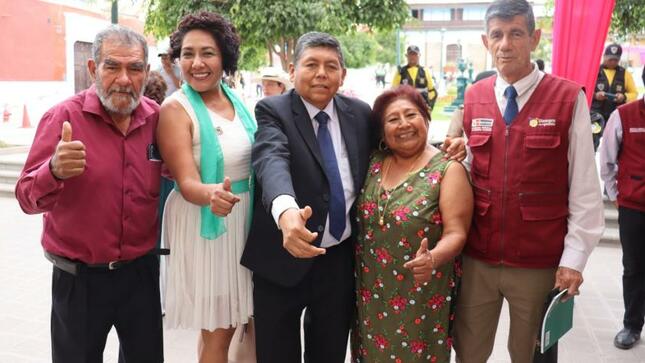 Alcalde John Larry entregó hoy reconocimientos a 14 damas que destacaron en su campo de acción, en cada una de sus instituciones.