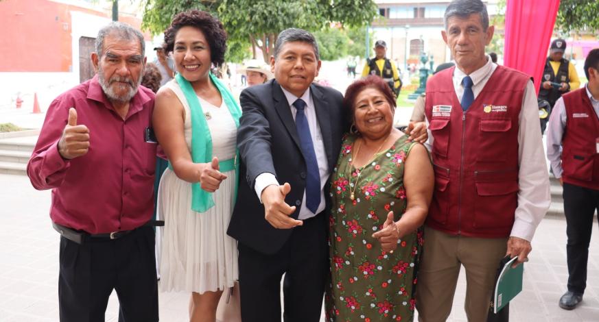 Alcalde John Larry entregó hoy reconocimientos a 14 damas que destacaron en su campo de acción, en cada una de sus instituciones.