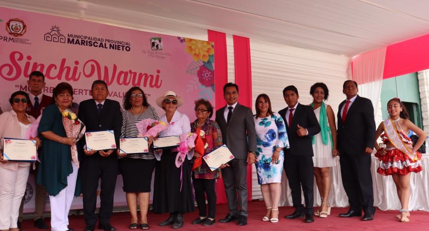 Alcalde John Larry entregó hoy reconocimientos a 14 damas que destacaron en su campo de acción, en cada una de sus instituciones.