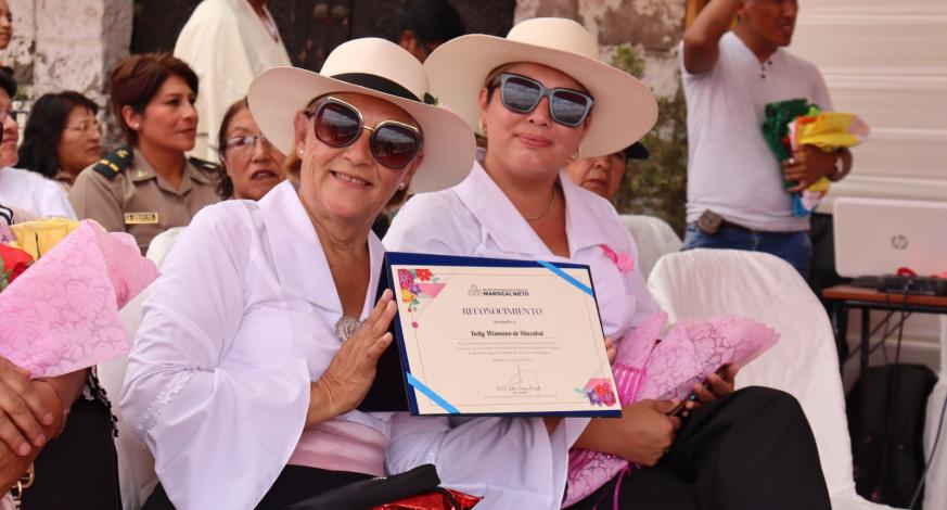 Alcalde John Larry entregó hoy reconocimientos a 14 damas que destacaron en su campo de acción, en cada una de sus instituciones.