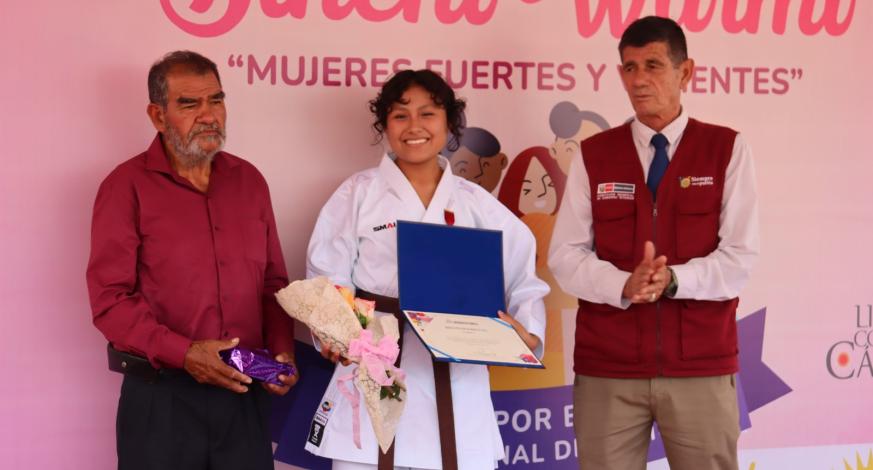 Alcalde John Larry entregó hoy reconocimientos a 14 damas que destacaron en su campo de acción, en cada una de sus instituciones.
