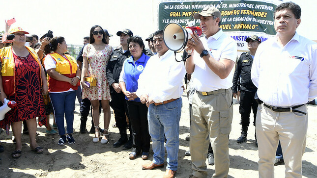 En el distrito de La Esperanza, en Trujillo, se vienen intensificando las acciones para el fortalecimiento de la seguridad ciudadana. Un terreno de más de 4 mil metros cuadrados, ubicado en el sector Manuel Arévalo, es el espacio en el que se tiene previsto construir una moderna comisaría que llevará el mismo nombre de la zona.

El ministro del Interior, Vicente Romero, oficializó el anuncio con la entrega de la resolución que autoriza la creación de la nueva dependencia policial, durante su visita a la ciudad de Trujillo a donde llegó para cumplir una serie de actividades orientadas al fortalecimiento de la seguridad ciudadana.

Invitado por el alcalde de la Esperanza, Wilmer Sánchez, el titular del Interior recorrió el terreno, ubicado en la manzana A-53 lote 01 de la III Etapa de Manuel Arévalo. La propiedad fue cedida por la comuna local a favor del Ministerio del Interior para la construcción de un futuro complejo policial que albergará la delegación del mismo nombre y otras unidades especializadas como la división de operaciones especiales "Escuadrón Verde" – Grupo Terna.

En otro momento, el titular del Mininter recordó que todas las semanas, los ministros se desplazan a distintas ciudades del Perú para atender necesidades de la población. “Estamos destrabando proyectos y alcanzado mejores servicios. El Perú necesita trabajar con seguridad y con la unión de todos los peruanos”, manifestó. 

En otro momento, durante su reunión con las juntas vecinales de Trujillo, en la comisaría de Jerusalén Wichanzao, el ministro Vicente Romero entregó al alcalde Wilmer Sánchez la resolución ministerial que autoriza la creación de la nueva comisaría Manuel Arévalo.

La creación institucional de la futura comisaría PNP Manuel Arévalo – tipo “C” forma parte del proyecto “Mejoramiento de los servicios policiales en el distrito La Esperanza, provincia de Trujillo, departamento de La Libertad.
