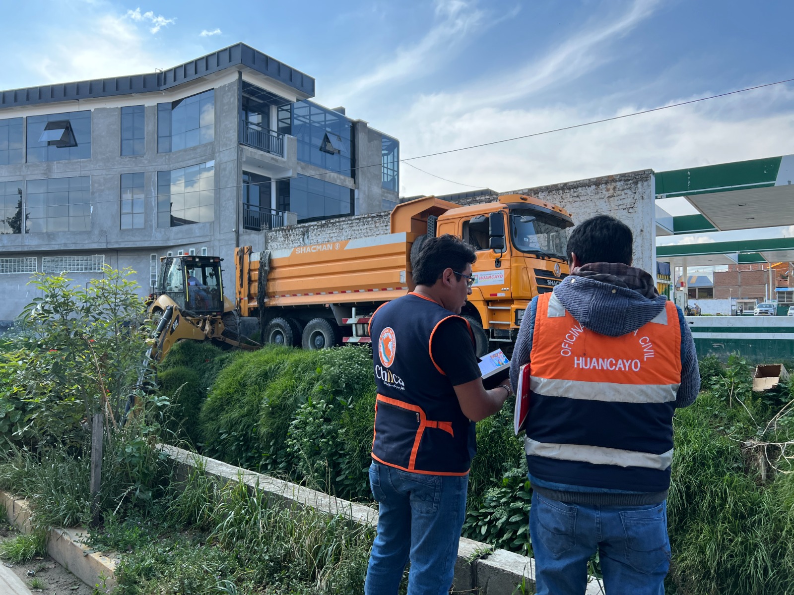 En trabajo conjunto, personal de Defensa Civil de la Municipalidad de Huancayo y de la Municipalidad de Chilca realizaron trabajos de descolmatación del Río Chilca, a la altura de la Av. Jacinto Ibarra.
