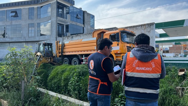 En trabajo conjunto, personal de Defensa Civil de la Municipalidad de Huancayo y de la Municipalidad de Chilca realizaron trabajos de descolmatación del Río Chilca, a la altura de la Av. Jacinto Ibarra.