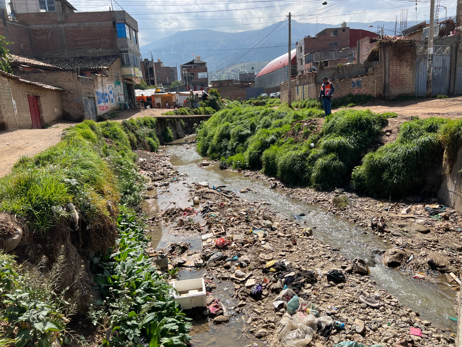 En trabajo conjunto, personal de Defensa Civil de la Municipalidad de Huancayo y de la Municipalidad de Chilca realizaron trabajos de descolmatación del Río Chilca, a la altura de la Av. Jacinto Ibarra.