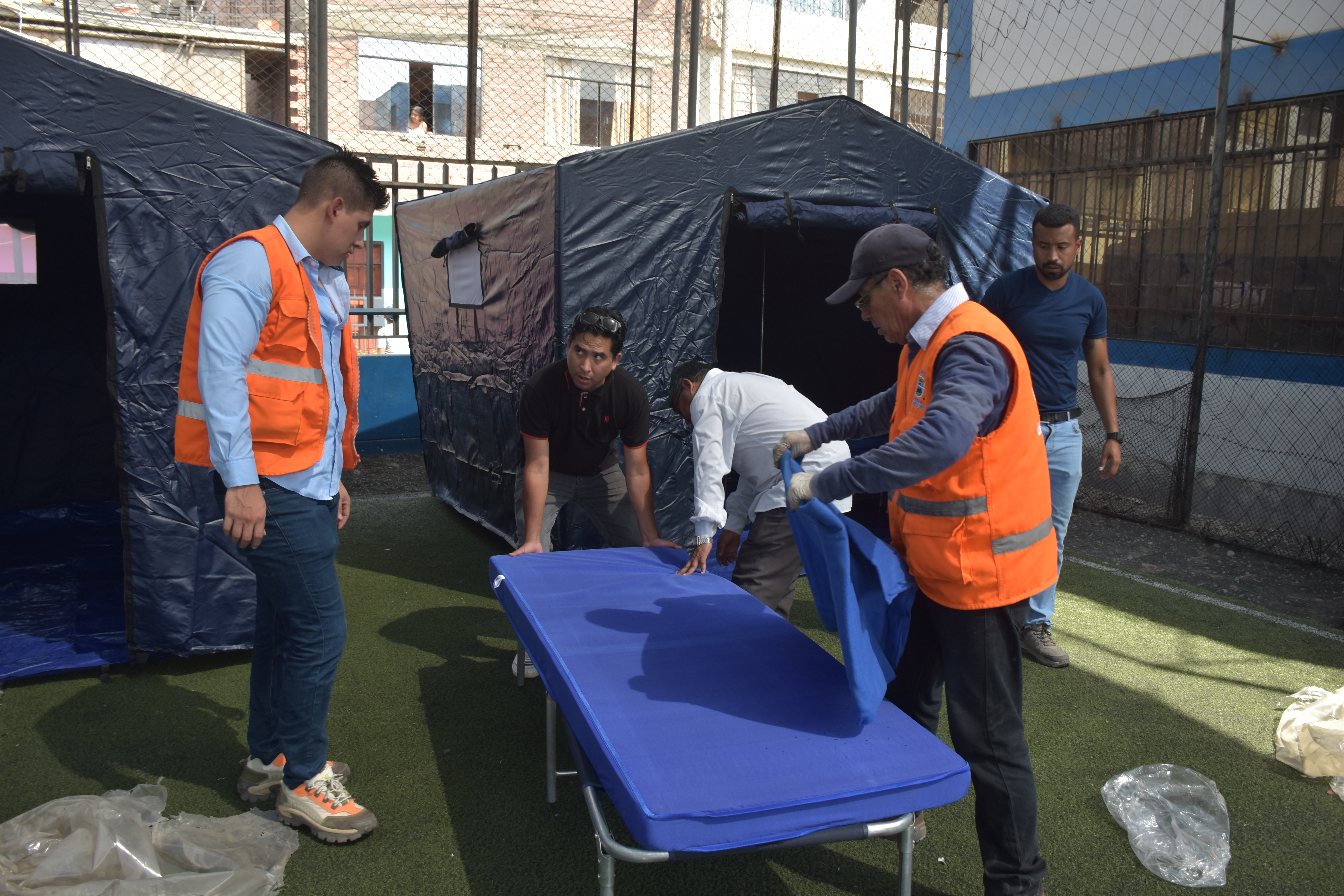 Se instaló rápidamente un refugio temporal para las 18 familias que viven en la zona más crítica y cuyas casas han sido afectadas 