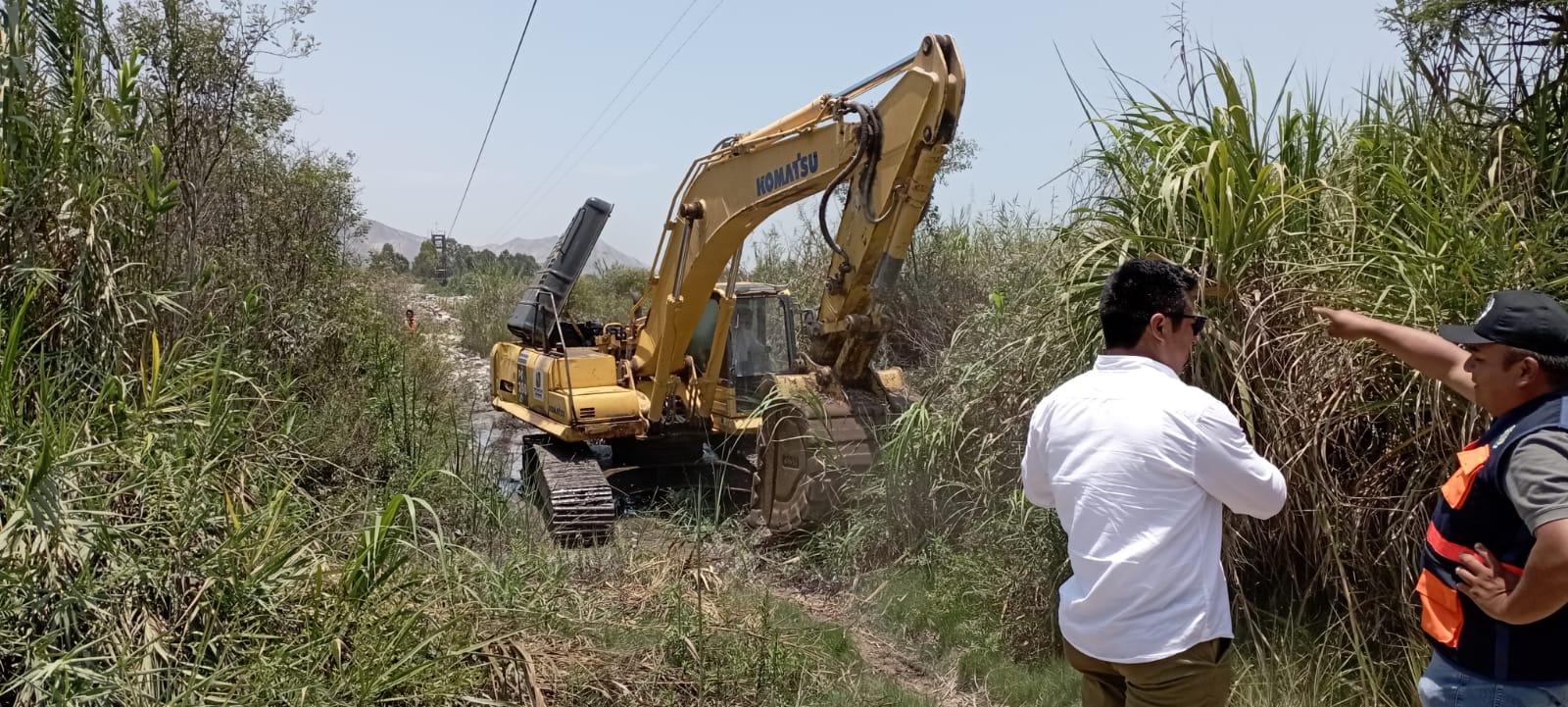 Gobierno Regional de Lima continua con los trabajos de descolmatación con maquinaria pesada para atender trabajos de emergencia en el distrito de Santa Cruz De Flores.