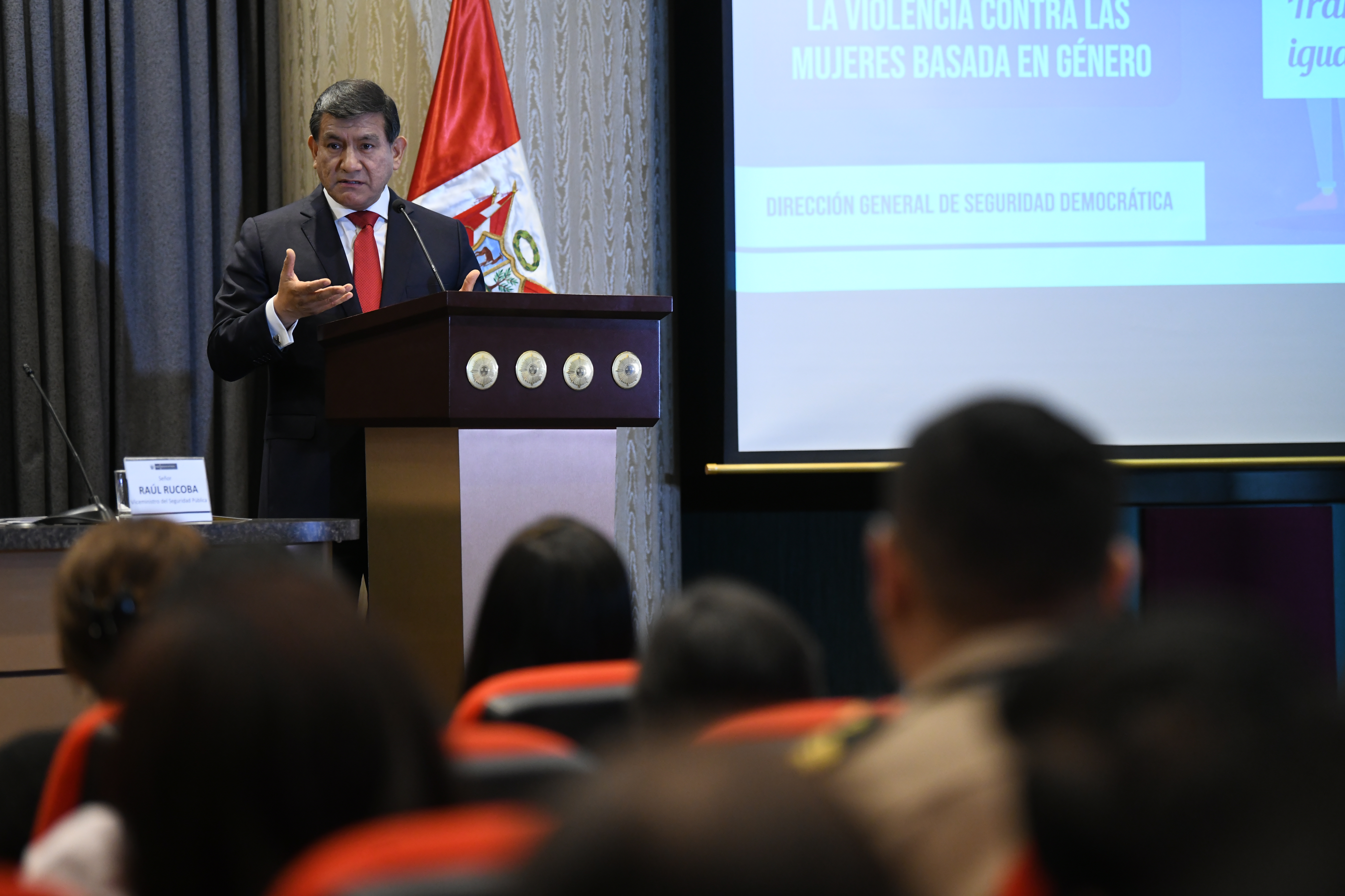 El ministro del Interior, Carlos Morán, y la titular de la Mujer y Poblaciones Vulnerables, Gloria Montenegro, participaron del conversatorio “Situación y Perspectivas de la Violencia contra las Mujeres basada en género”, organizado por la Dirección General de Seguridad Democrática del Viceministerio de Seguridad Pública del Mininter.