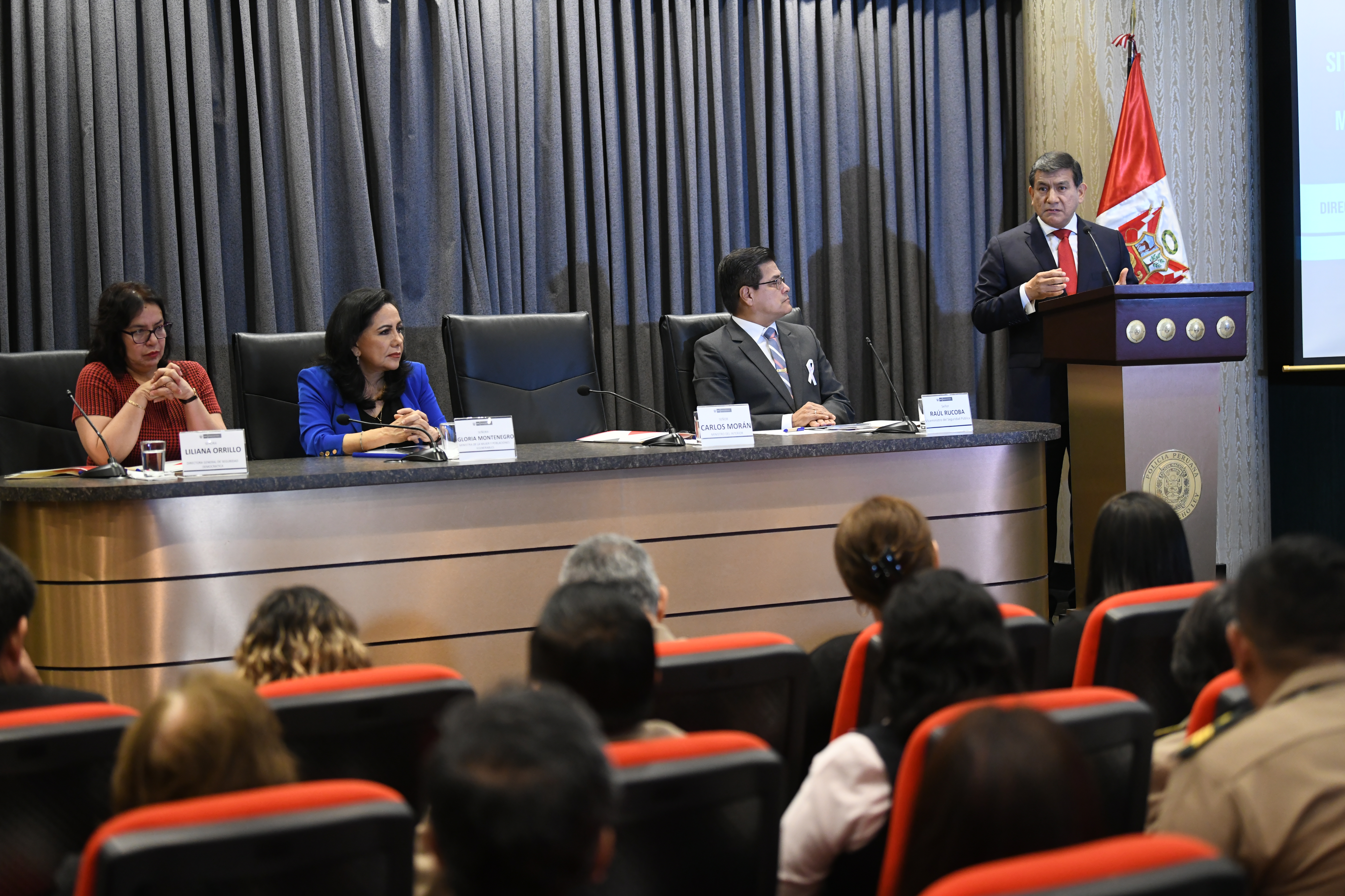 El ministro del Interior, Carlos Morán, y la titular de la Mujer y Poblaciones Vulnerables, Gloria Montenegro, participaron del conversatorio “Situación y Perspectivas de la Violencia contra las Mujeres basada en género”, organizado por la Dirección General de Seguridad Democrática del Viceministerio de Seguridad Pública del Mininter.