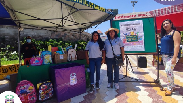 Regidoras Delia Ticona y Felipa Cotrado, en representación de la MDC, participaron en la campaña de recolección de útiles escolares. 