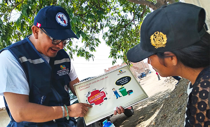 Fumigan viviendas y colegios afectados por huaicos e inundaciones en C.P. 17 de Enero en Sayán