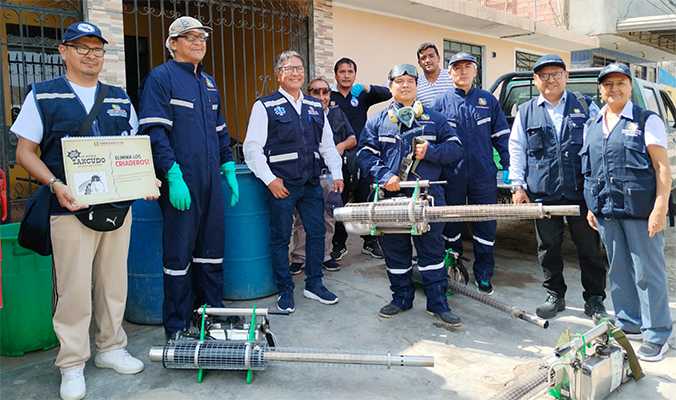 Fumigan viviendas y colegios afectados por huaicos e inundaciones en C.P. 17 de Enero en Sayán
