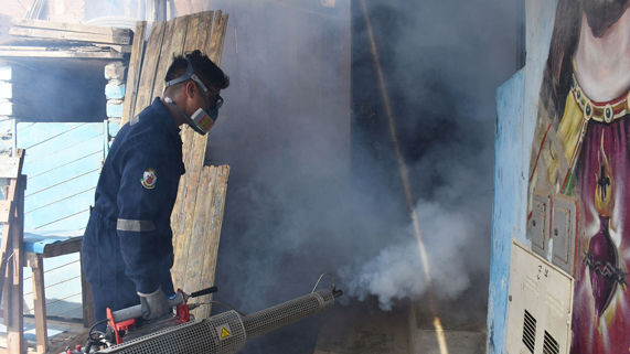 Inicio de la fumigación en el AAHH. Keiko Sofia Fujimori, sectores I y II