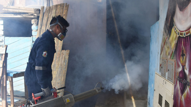 Inicio de la fumigación en el AAHH. Keiko Sofia Fujimori, sectores I y II