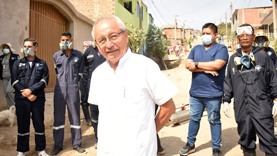 Director Regional de Salud del Callao, supervisando la fumigación